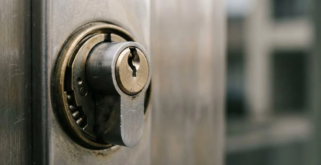 Gros plan sur une serrure et un cylindre de porte d'entrée professionnelle, symbolisant la difficulté de prouver un cambriolage sans effraction visible
