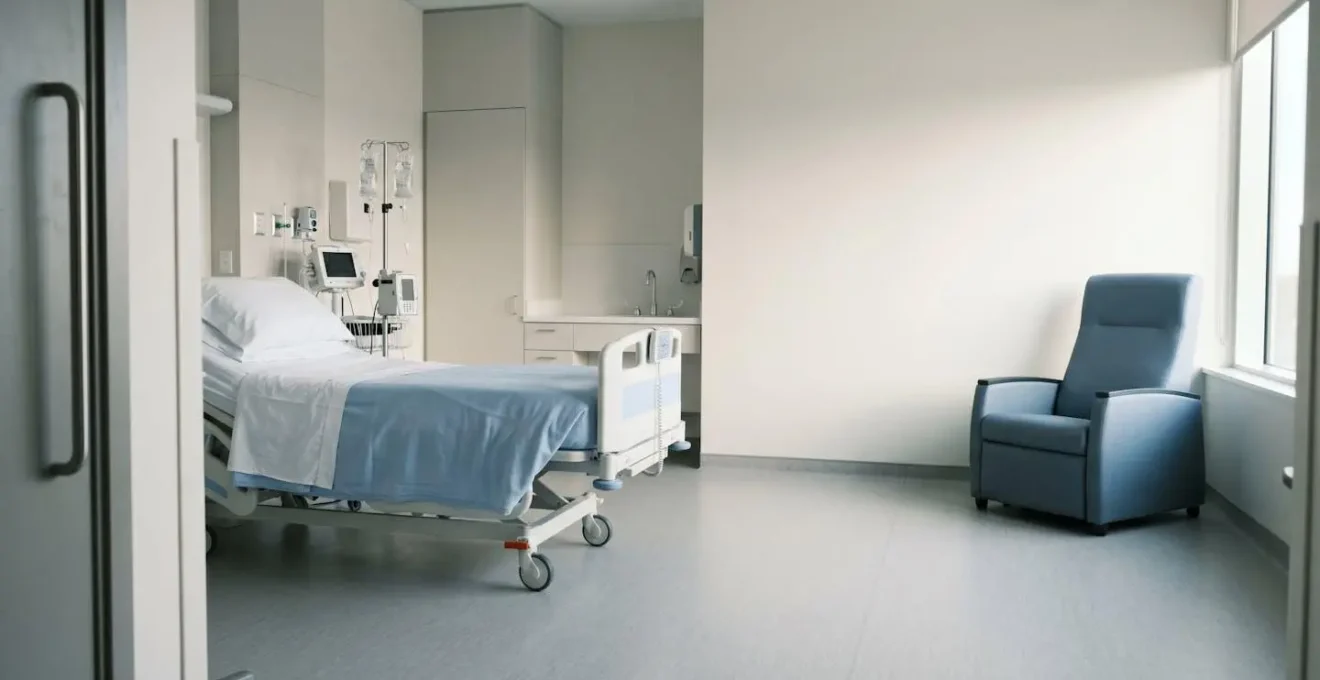 Chambre d'hôpital moderne avec lit médicalisé et équipements, ambiance naturelle illustrant le concept d'hébergement hospitalier