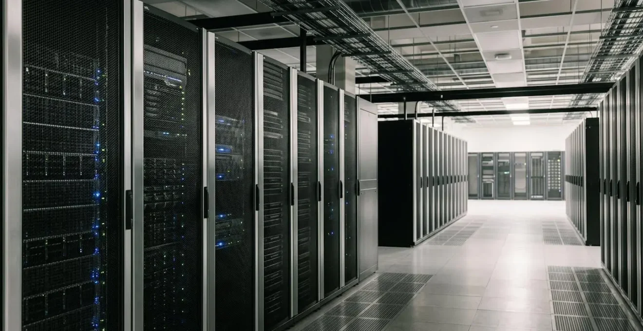 Datacenter professionnel avec équipements de protection électrique illustrant les enjeux de surtension
